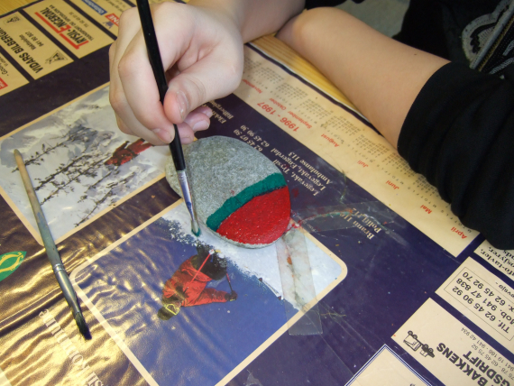 Maling av stein med pensel.