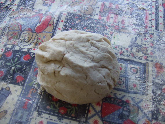 Brød deig på et bord.