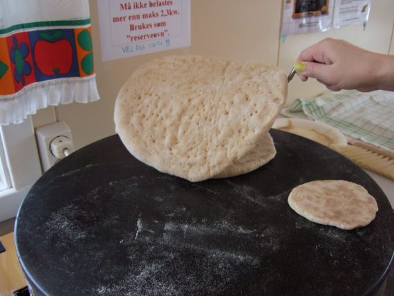 Steke flate brød på en panne.