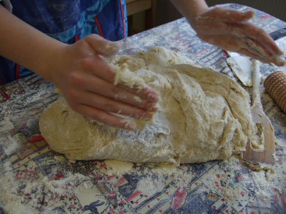 Hender som elter en deig.