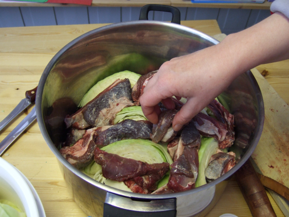 Kjøtt og kål i en gryte.