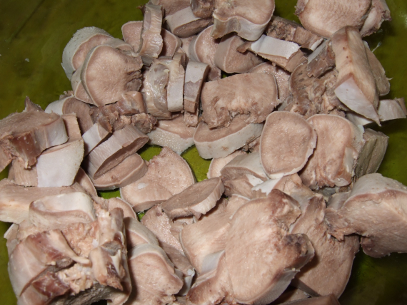 oppskjærte reintunger på et fat.