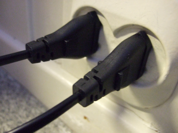 To plugger i stikkontakter.