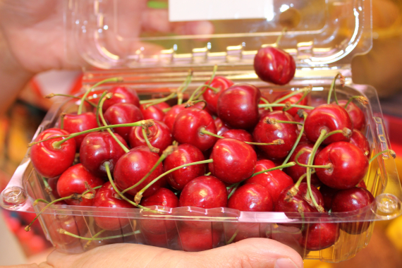 Nærbilde av kirsebær i en kurv.