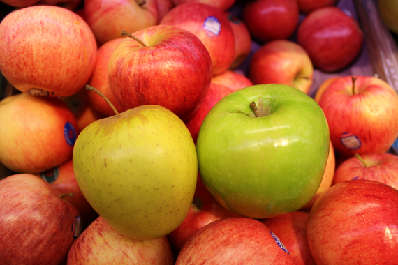 Mange epler plassert i en korg.