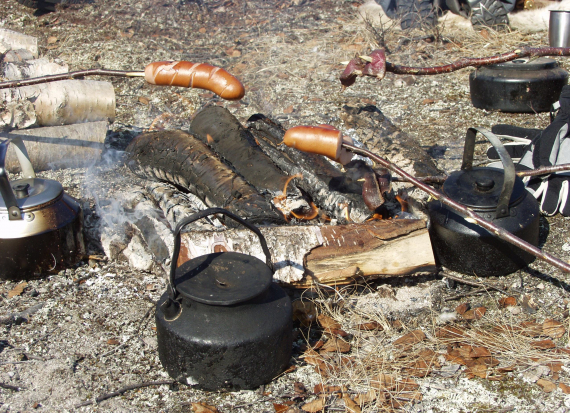 Steke pølser på bålet.