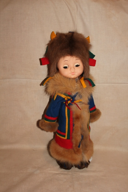 Foto av en dukke med kildinsamisk klær på.