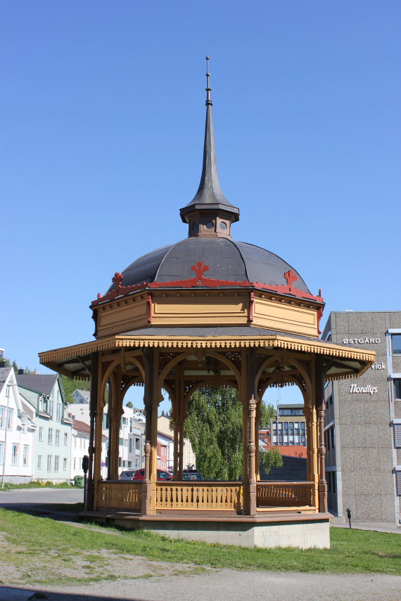 Bilde av en rund bygning med åpne sider og spiret tak.