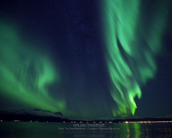 Bilde av nordlys på himmelen.