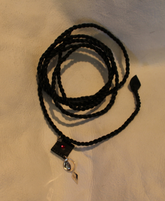 Skinnsnor beregnet for komager, pyntet med sølvanheng.