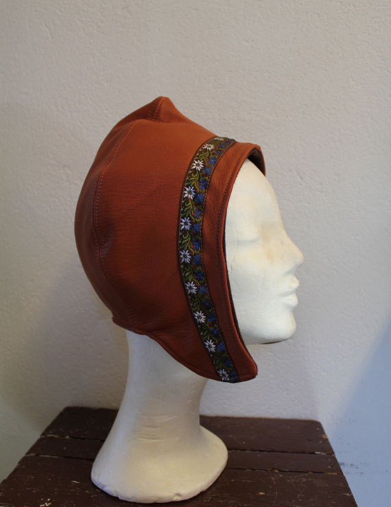 Foto av lue tilhørende reisadrakt.