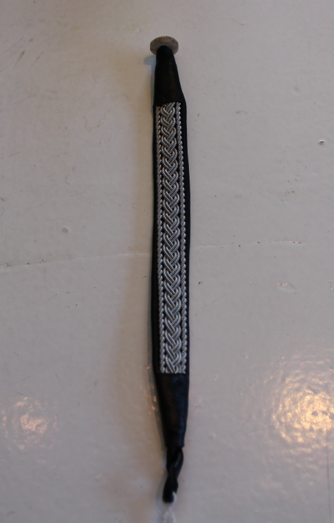 Armbpnd av reinskinn med tinntrådsflette.