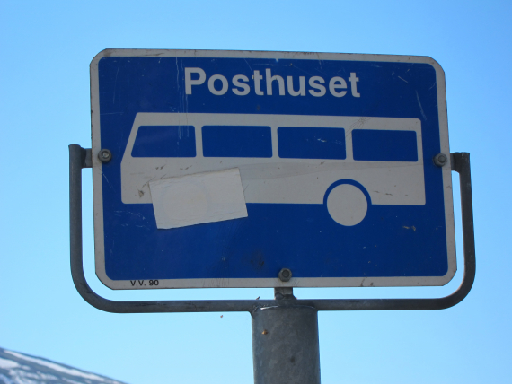 Nærbilde av et bussskilt.