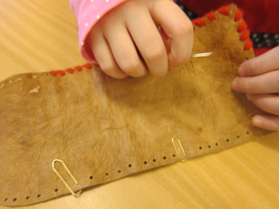 Noen som syr en veske.