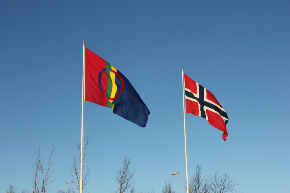 To flaggstenger, en med det samiske flagget og en med det norske flagget.