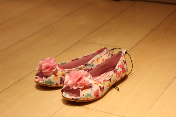 Nærbilde av et par kvinnesko med sløyfer.