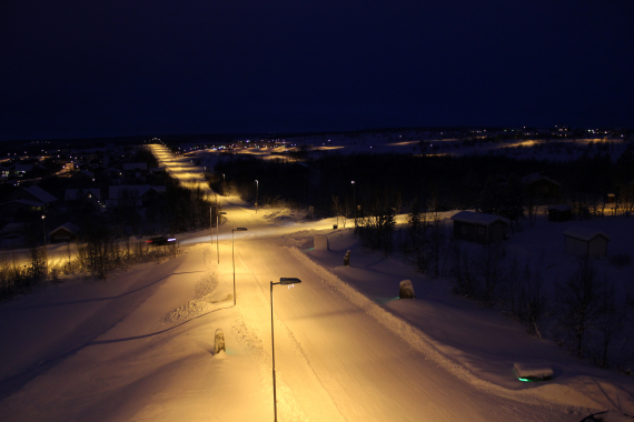 Bilde av en bilvei på vinteren.