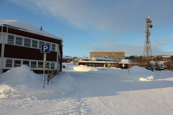 Kommunehuset i Kautokeino, med Diehtosiida i bakgrunnen.