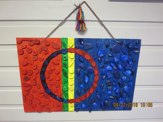 Det samiske flagget laget av malte reinhorn og skjell.