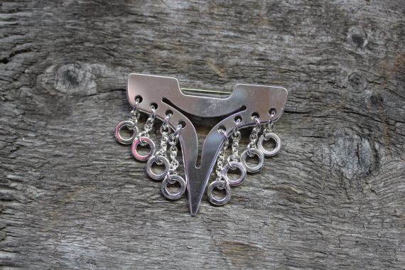 Foto av en sølvsmykke.