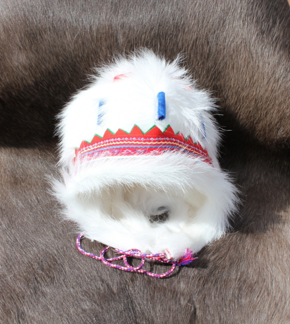 Hvit lue av kjeskinn.