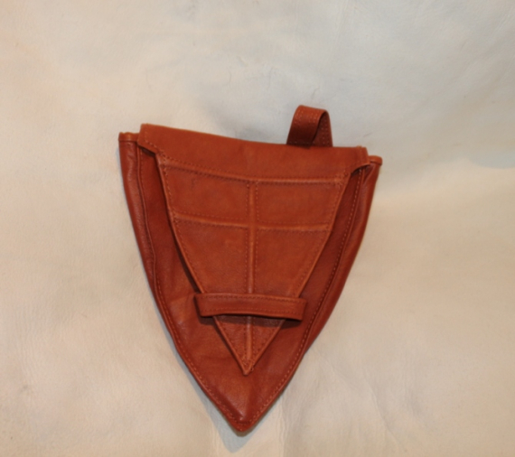 Foto av en trekantet skinnveske, tilpasset nordreisa bunaden.
