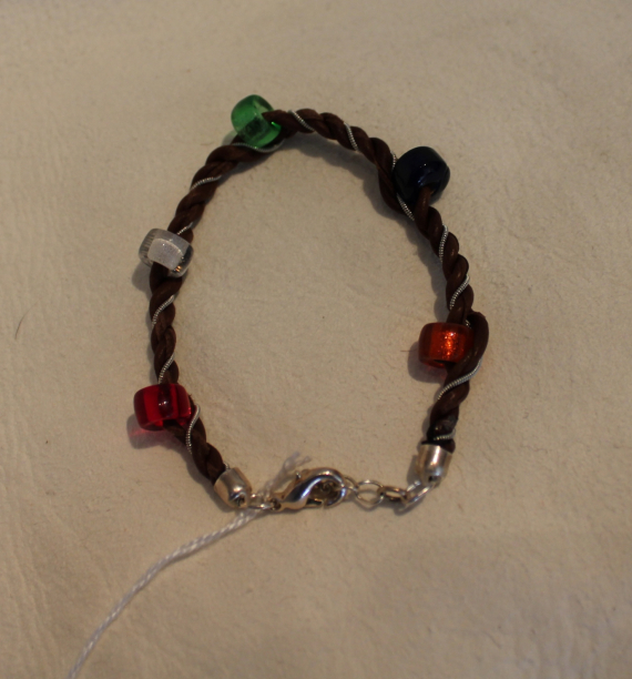 Skinnarmbånd med perlepynt.