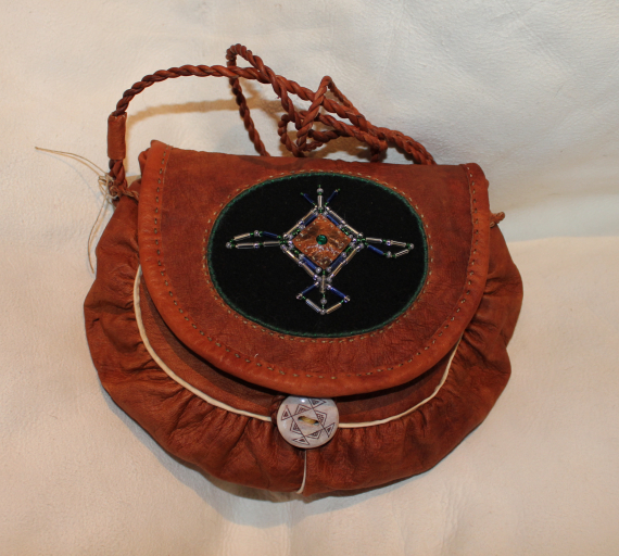 Skinnveske med perlebroderi av den samiske solsymbolet.
