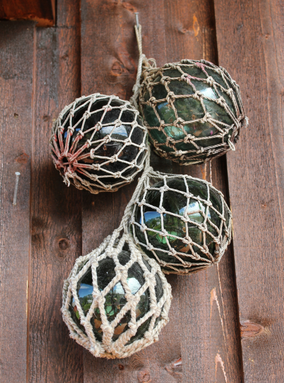 Foto av fire garnblåser som henger på veggen.