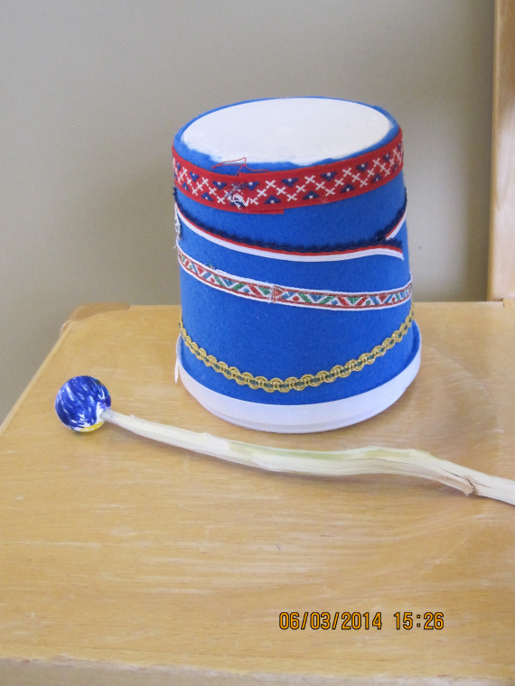 Tromme laget av syltetøyboks.