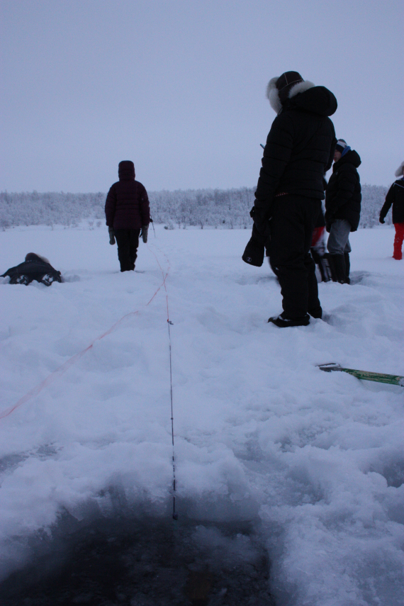 Sette garn under isen.