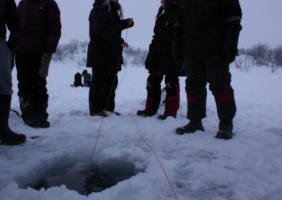 Sette garn under isen.