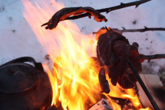 Steke kjøtt på bålet.