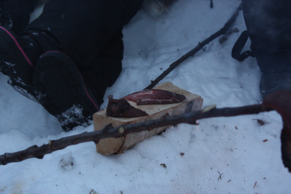 Kjøtt i skiver plassert på en vedkubbe.