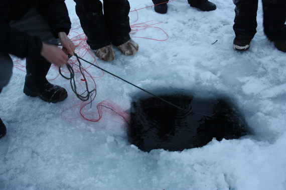 Noen trekker opp garn.