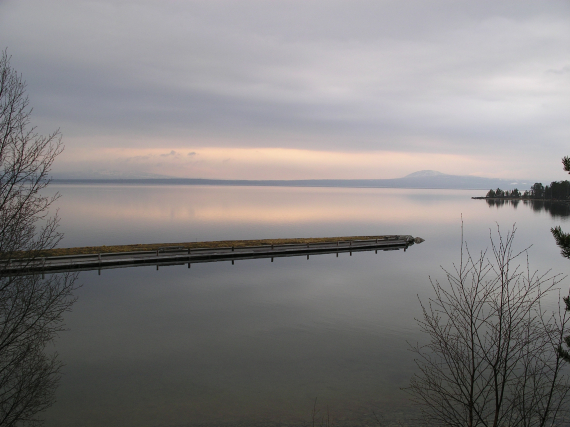 Bilde av en brygge ved en innsjø.