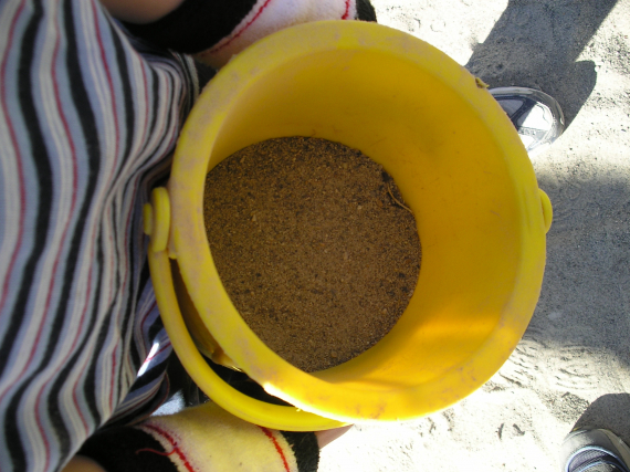 Sand i en bøtte.