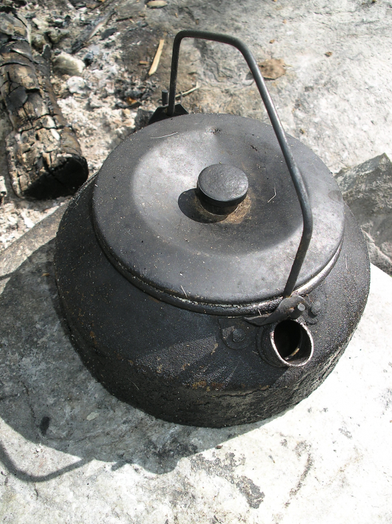 Ildsted med en kaffekjele.