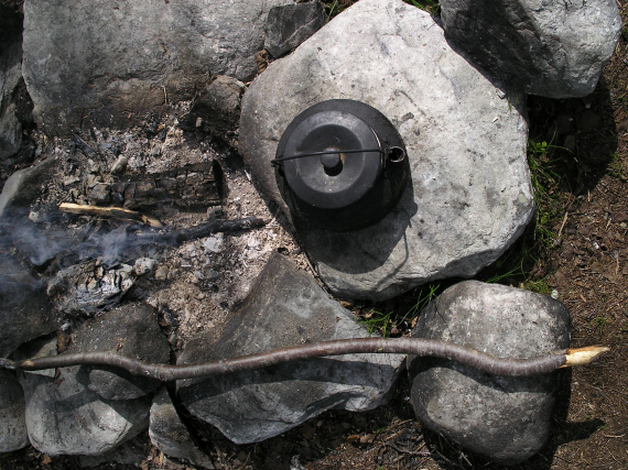 Ildsted med en kaffekanne.