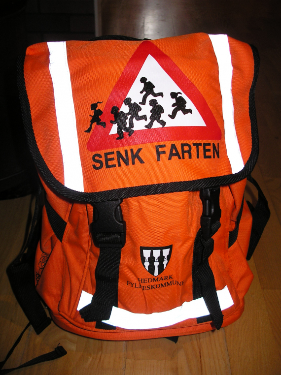 Orange skolesekk med refleks.