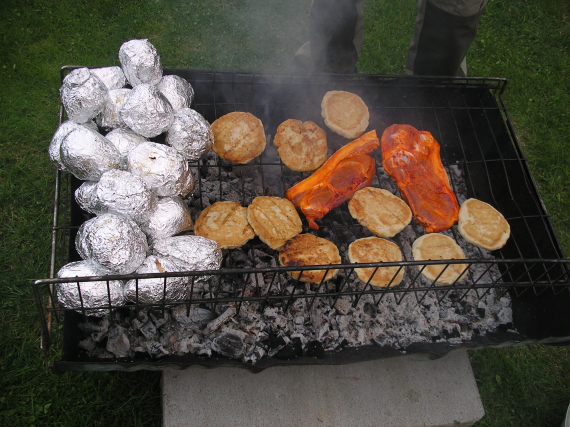 Kjøtt og poteter på en grill.