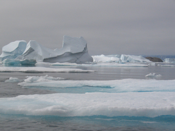 Bilde av isfejll på havet.