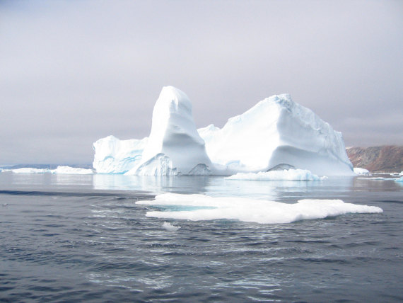 Bilde av isfjell på havet.