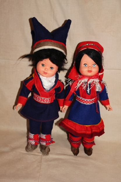 Foto av to dukker med karasjok kofter på.