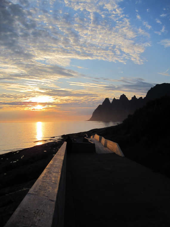 Bilde av solnedgang ved kysten.