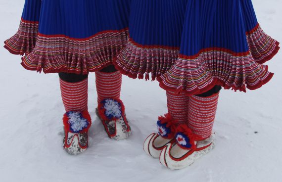Nedre del av to damer med Kautokeinokofte, penskaller og -bellinger. 