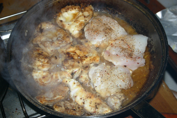 Fisk som stekes i en panne.