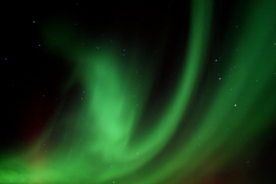 Nordlys på svarte nattehimmelen.