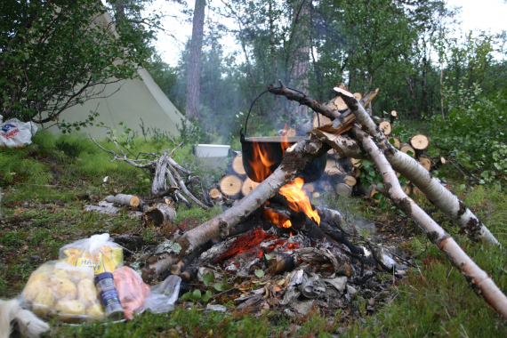 Rasteplass med lavvo og bål.