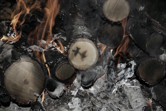 Foto av liten bål i lavvo.